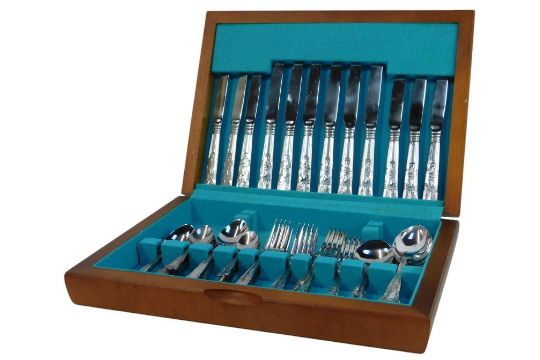 An electroplated Kings pattern canteen of cutlery, for six place settings, contained in a teak - Image 1 of 3