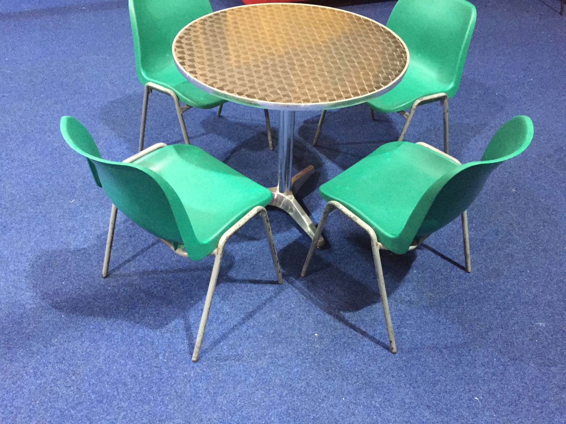 Table & 4 Chairs - Bild 2 aus 6