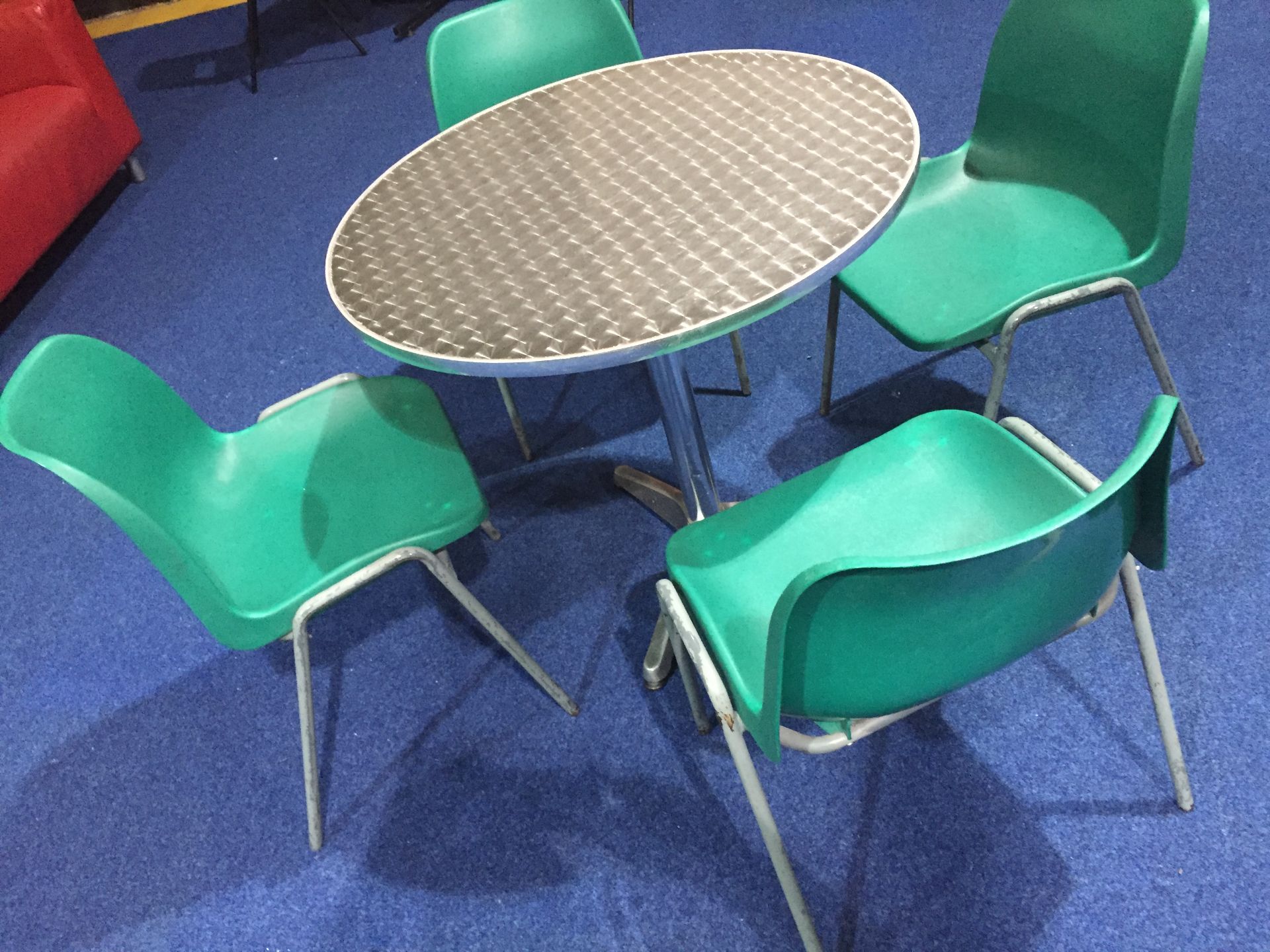 Table & 4 Chairs - Bild 3 aus 6