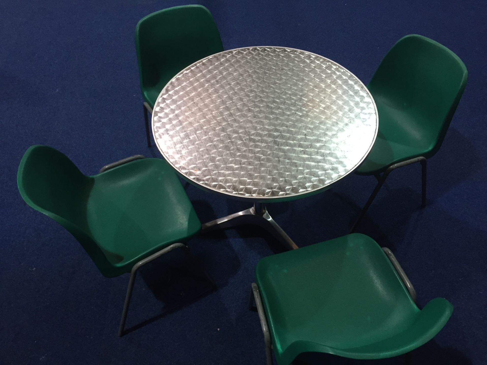 Table & 4 Chairs - Bild 6 aus 6