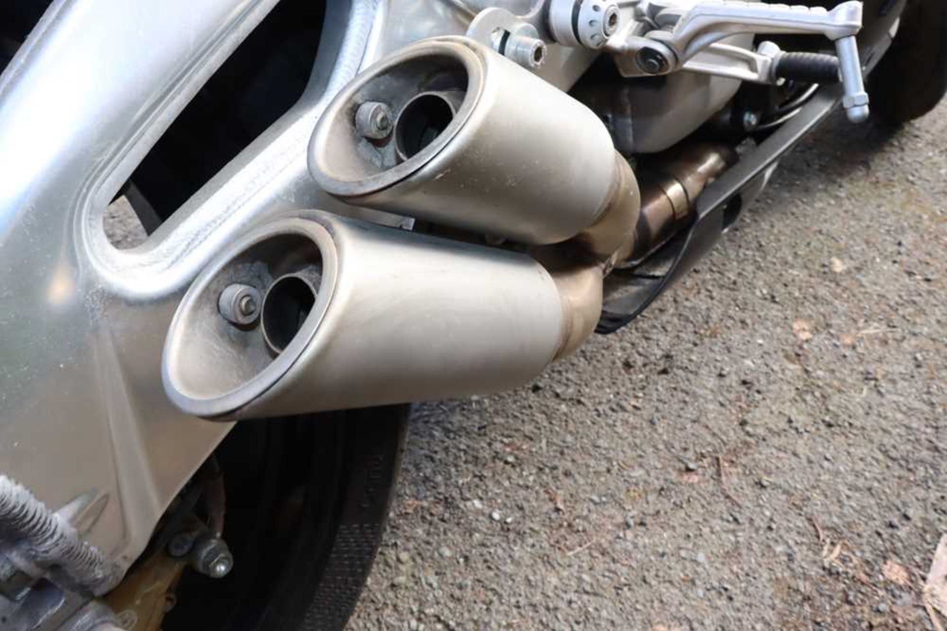 2010 Aprilia RSV4R Fitted with Moto GP style exhaust, original included - Image 35 of 44