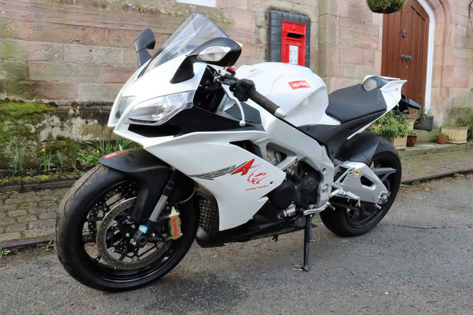 2010 Aprilia RSV4R Fitted with Moto GP style exhaust, original included - Image 4 of 44
