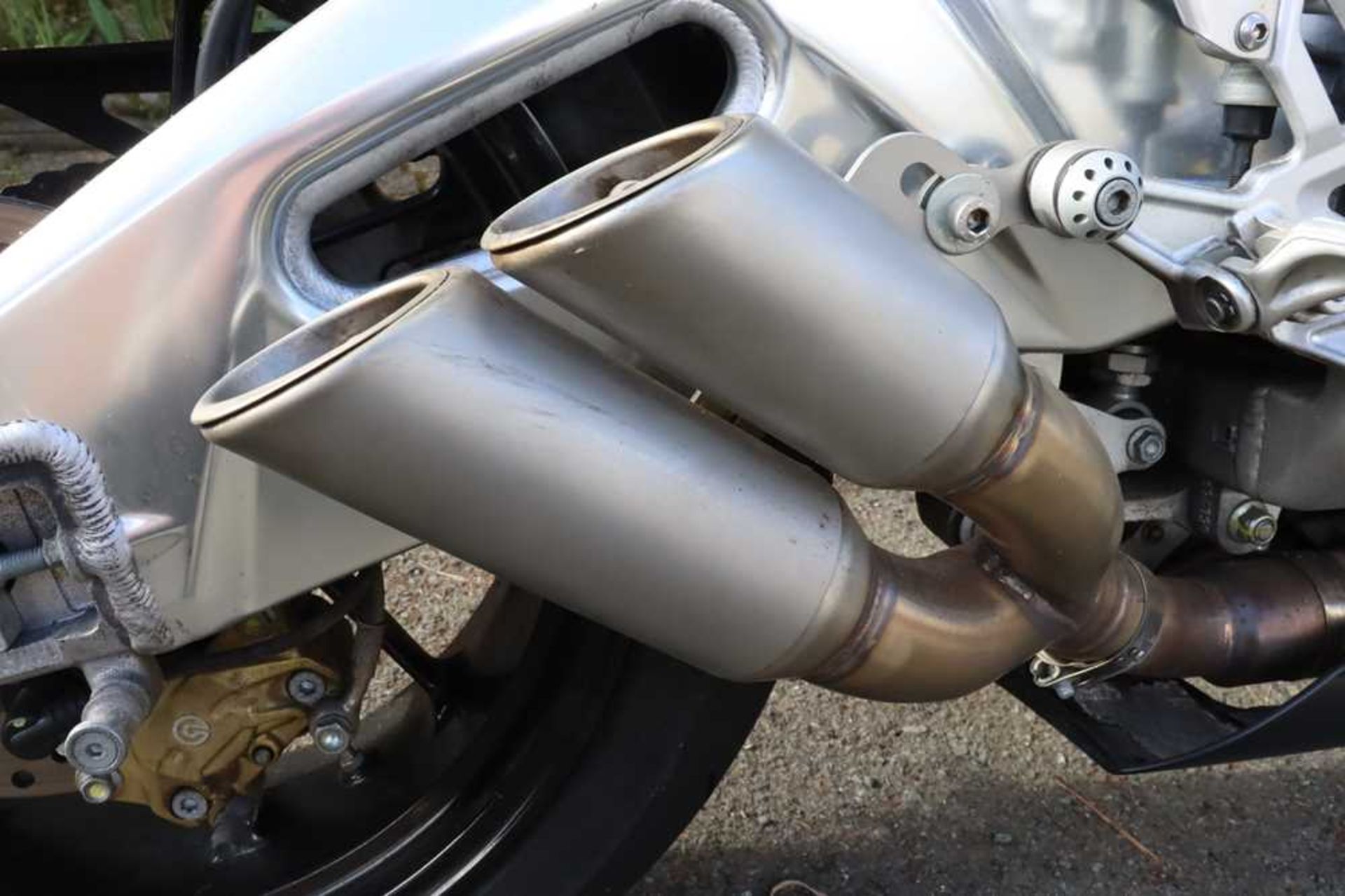 2010 Aprilia RSV4R Fitted with Moto GP style exhaust, original included - Image 34 of 44