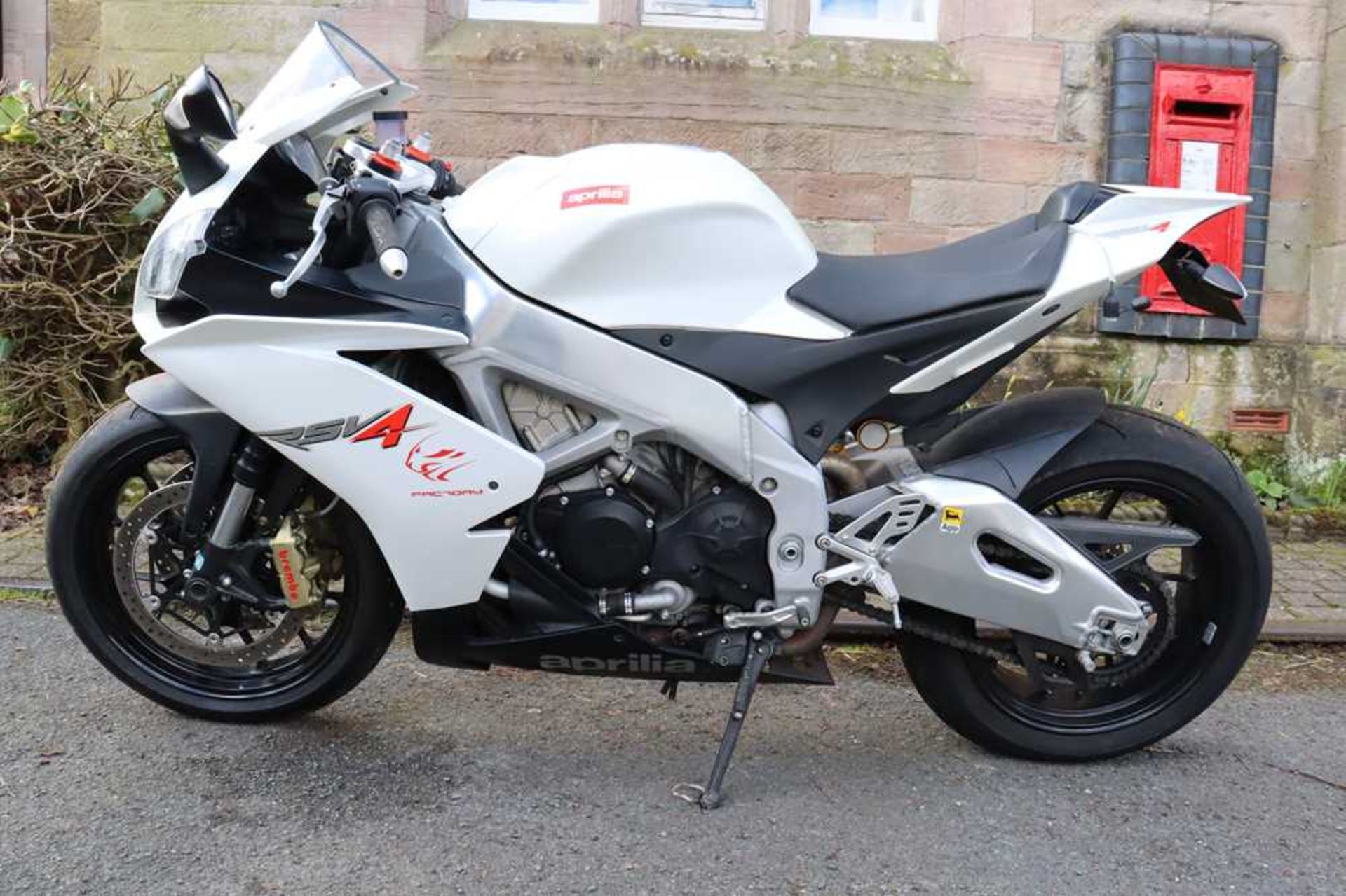 2010 Aprilia RSV4R Fitted with Moto GP style exhaust, original included - Image 2 of 44