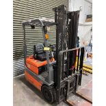 Toyota 10 model FBESF15 1000kg capacity electric forklift truck; Serial No. (2003) 7165 hrs; with
