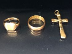 Three items of 9ct Gold jewellery to include a cross/ crucifix pendant and a child's signet ring (3)