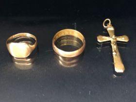 Three items of 9ct Gold jewellery to include a cross/ crucifix pendant and a child's signet ring (3)