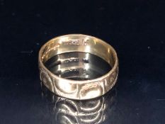 22ct gold band (marked 916) stamped "Lucky" next the hallmarks, outer band engraved with sun