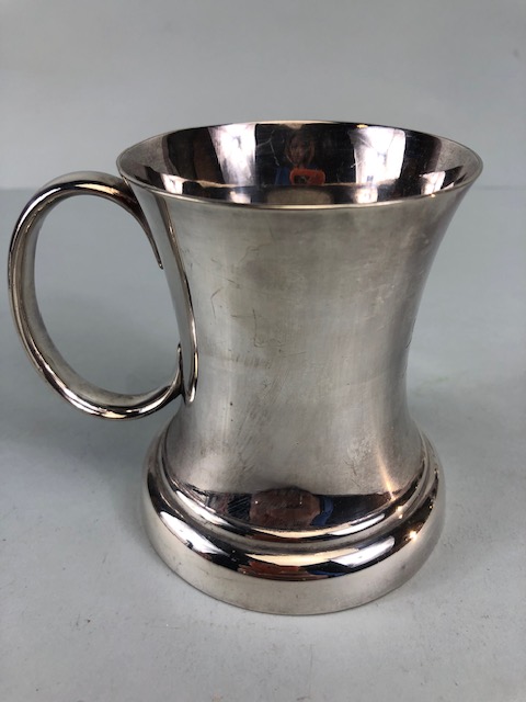 Silver Plate by Walker and Hall comprising of two slim line mugs approximately 9.5cm high, tankard - Image 5 of 17