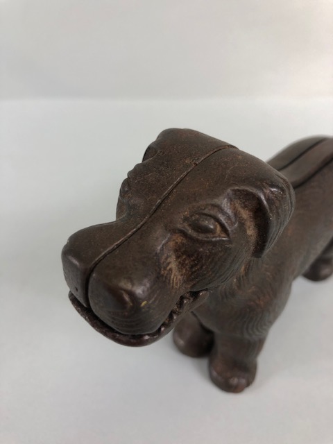 Antique cast Iron dog nut cracker, the tail leaver stamped Made in England along with an illegible - Bild 5 aus 7