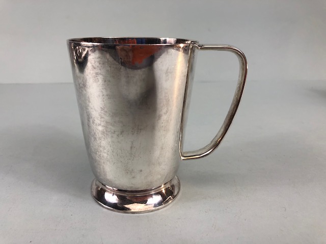 Silver Plate by Walker and Hall comprising of two slim line mugs approximately 9.5cm high, tankard - Image 13 of 17