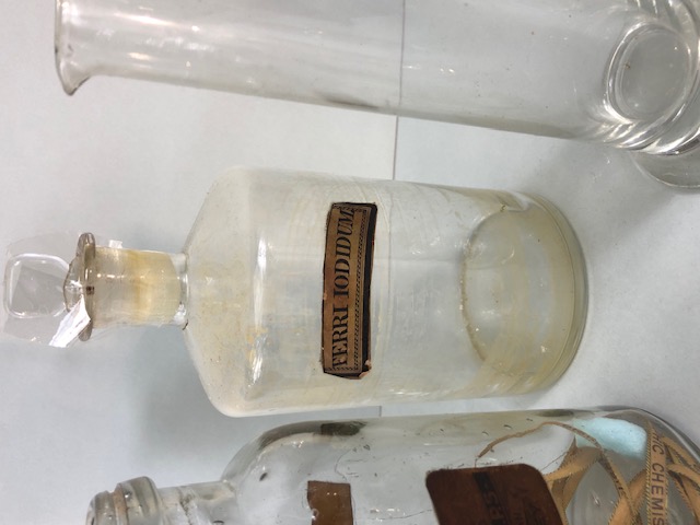 Apothecary Chemist, quantity of vintage glass chemist bottles and jars some with labels, 18 items in - Image 10 of 12