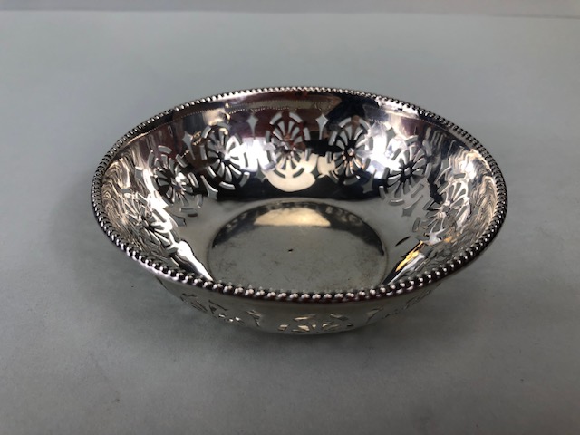 Antique Silver, 2 English hallmarked napkin rings, 2 hallmarked tea spoons, hallmarked openwork - Image 2 of 16