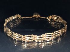 9ct Gold four bar gate Bracelet with heart shaped fastener and safety chain (approx 5g)