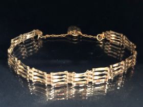 9ct Gold four bar gate Bracelet with heart shaped fastener and safety chain (approx 5g)