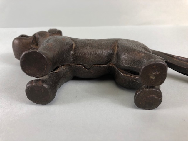 Antique cast Iron dog nut cracker, the tail leaver stamped Made in England along with an illegible - Bild 6 aus 7