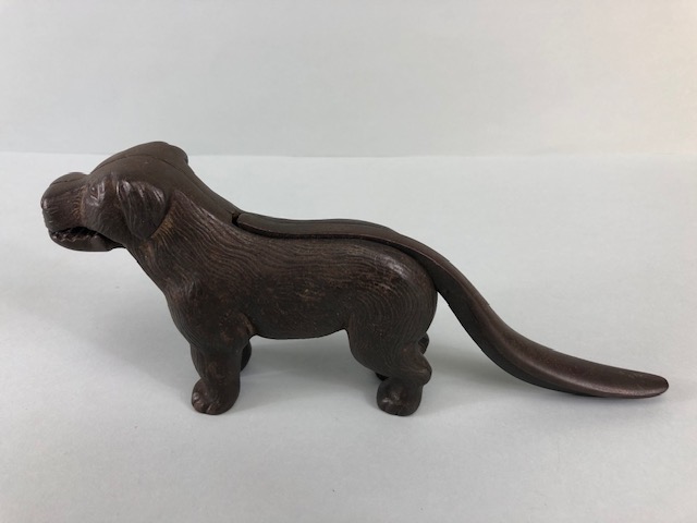 Antique cast Iron dog nut cracker, the tail leaver stamped Made in England along with an illegible - Bild 4 aus 7