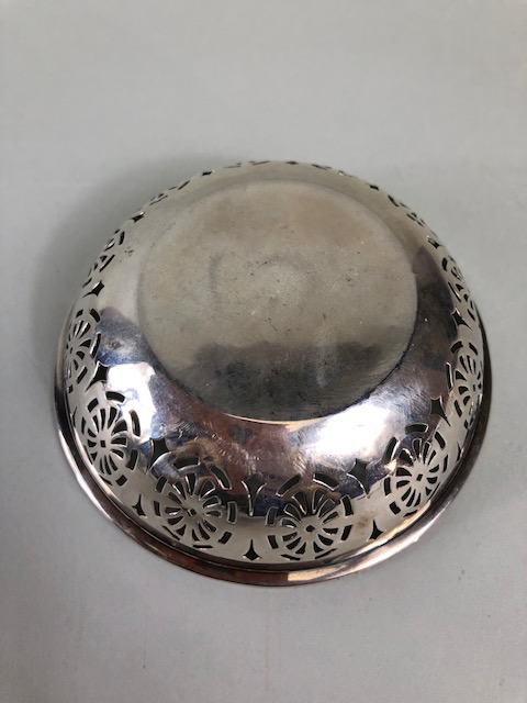 Antique Silver, 2 English hallmarked napkin rings, 2 hallmarked tea spoons, hallmarked openwork - Image 4 of 16