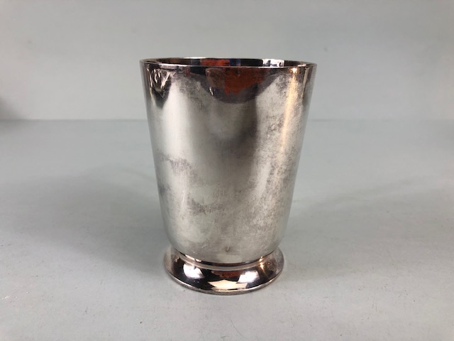 Silver Plate by Walker and Hall comprising of two slim line mugs approximately 9.5cm high, tankard - Image 12 of 17