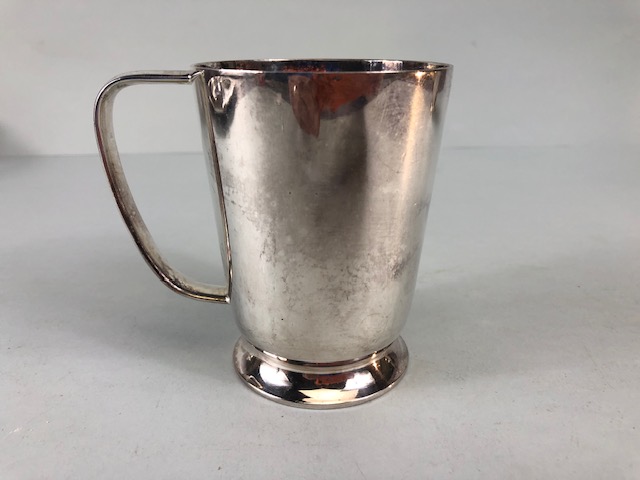 Silver Plate by Walker and Hall comprising of two slim line mugs approximately 9.5cm high, tankard - Image 11 of 17