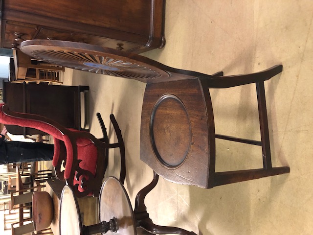 Early 19th century mahogany hall chair with oval rosette back with painted Armorial, scoop seat on - Bild 4 aus 4