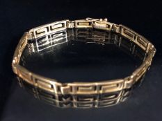 14ct Gold Bracelet in a contemporary style with good clasp and safety catch approx 18cm long and