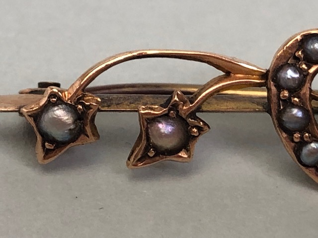 9ct Gold Sweetheart Brooch set with seed pearls (2.4g) and two other brooches both A/F - Image 4 of 12