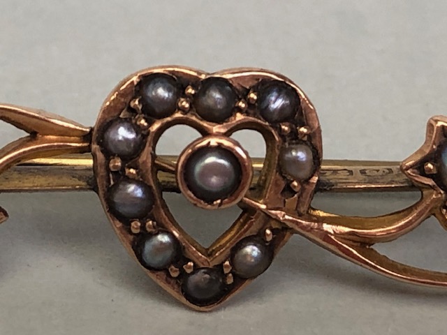 9ct Gold Sweetheart Brooch set with seed pearls (2.4g) and two other brooches both A/F - Image 3 of 12