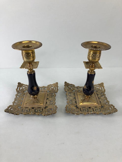 Oriental interest, Pair of 19th century Chinoiserie brass candlesticks of open fret work , cobalt - Image 5 of 10