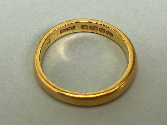22ct Gold band size approx 'K' and 3.9g - Image 2 of 3
