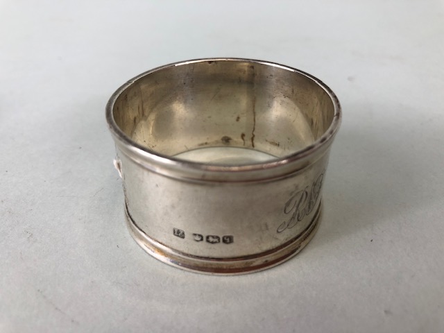 Hallmarked silver items to include four napkin rings (total weight approx 182g) - Image 6 of 8