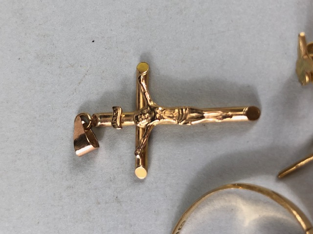 Collection of 9ct Gold jewellery to include pendant crosses (3) and earrings (total weight approx - Image 4 of 6