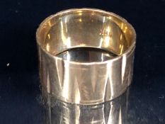 18ct Gold band size 'K' and approx 4.9g