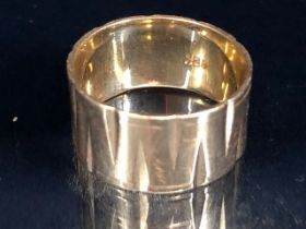 18ct Gold band size 'K' and approx 4.9g