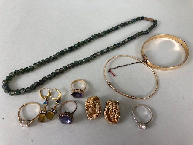 Collection of vintage jewellery to include gold plated bracelet, Art deco style earrings and three