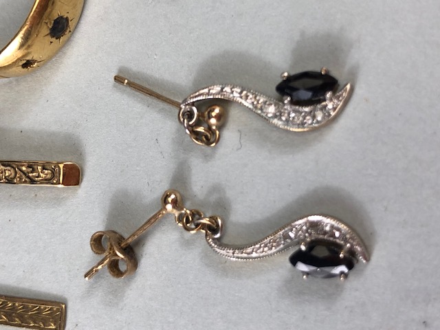 Collection of 9ct Gold jewellery to include pendant crosses (3) and earrings (total weight approx - Image 6 of 6