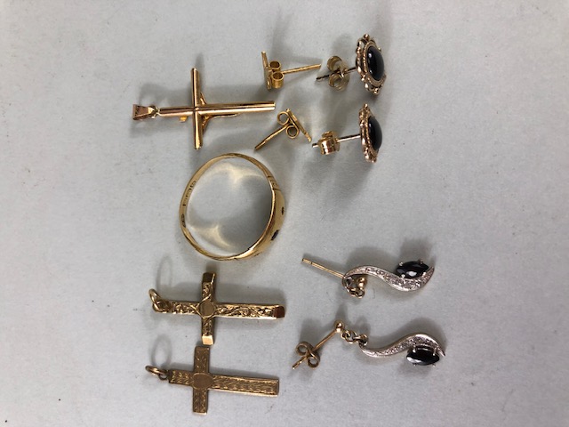 Collection of 9ct Gold jewellery to include pendant crosses (3) and earrings (total weight approx