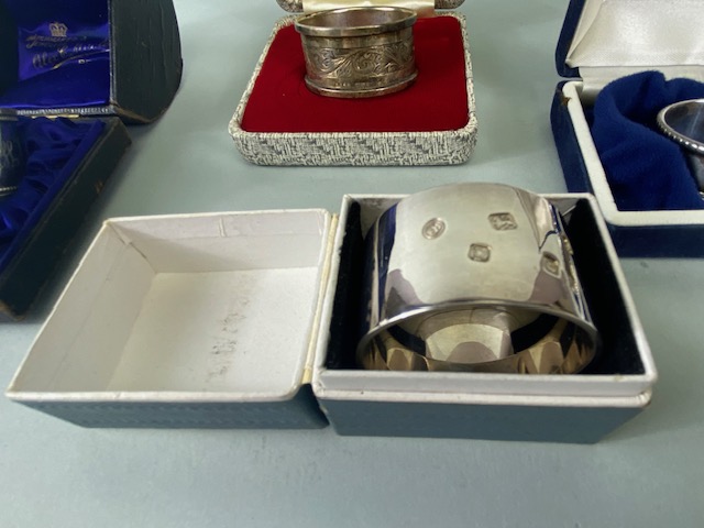 Collection of four boxed Silver hallmarked various styles of napkin rings (total weight 109g) - Image 5 of 10