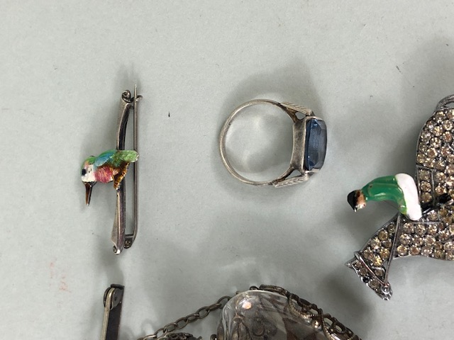 Costume jewellery, a collection of vintage items to include 3 white metal stone set rings , a - Image 4 of 9