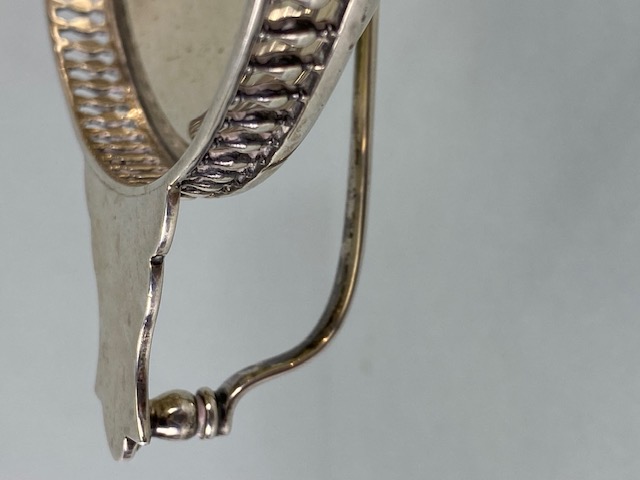 Silver sweet meat dish or Tazza with twin handles and pierced edges on a stepped pedestal base - Image 4 of 7