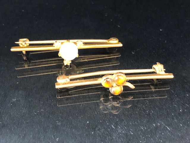 Gold Jewellery, 2 bar brooches in yellow gold one stamped 756 set with a round moonstone and 3 - Image 3 of 7