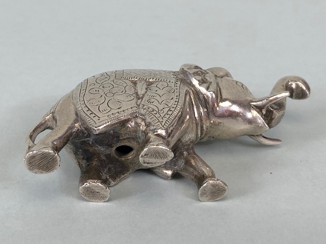 Pair of White metal possibly Indian Silver Elephants each approx 4cm tall and total weight 245g - Image 5 of 6