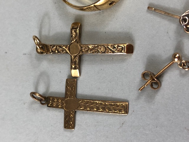 Collection of 9ct Gold jewellery to include pendant crosses (3) and earrings (total weight approx - Image 2 of 6