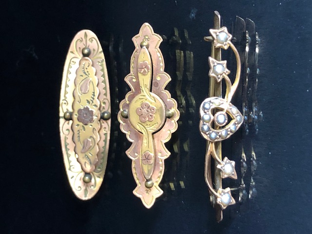 9ct Gold Sweetheart Brooch set with seed pearls (2.4g) and two other brooches both A/F