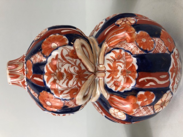 Oriental ceramics, a pair of Japanese Imari vases decorated in blue and red with flowers, un- - Image 9 of 11