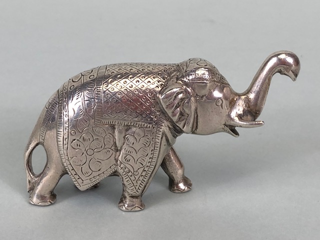 Pair of White metal possibly Indian Silver Elephants each approx 4cm tall and total weight 245g - Image 4 of 6