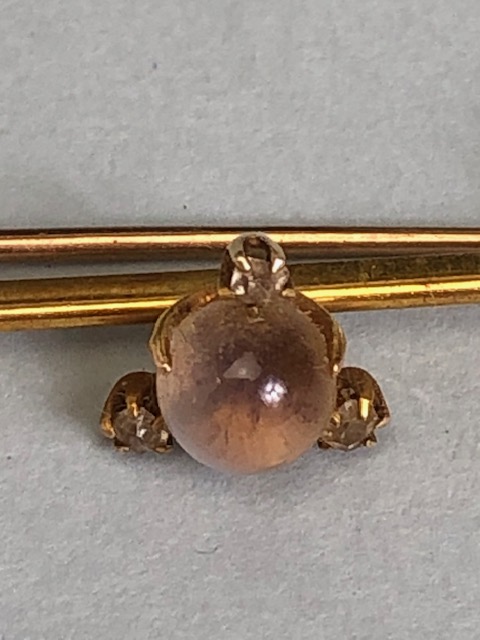 Yellow metal bar brooch mounted with a white metal diamond set rabbit staring at a pearl apple - Image 9 of 9
