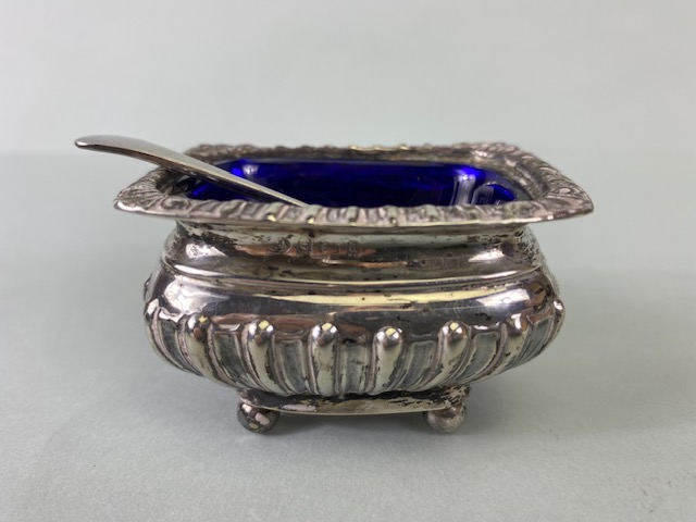 Silver Hallmarked Salts with Blue glass liners and a lidded mustard pot in presentation bod with - Image 4 of 10
