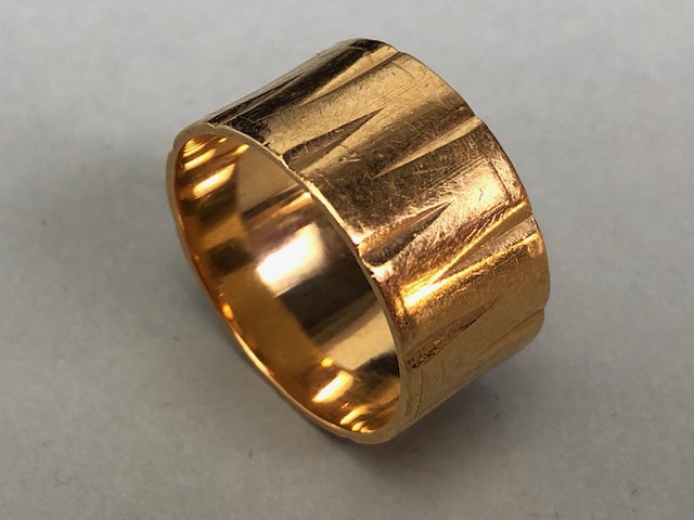 18ct Gold band size 'K' and approx 4.9g - Image 3 of 5