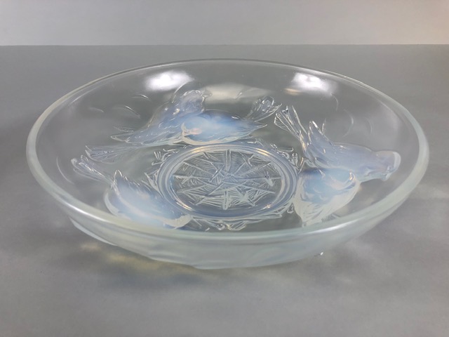 Art Deco opalescent glass bowl moulded with nesting birds, Circa 1930 signed EZAN France,